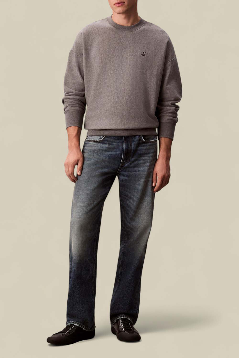 תמונת כל הלוק של סווטשירט